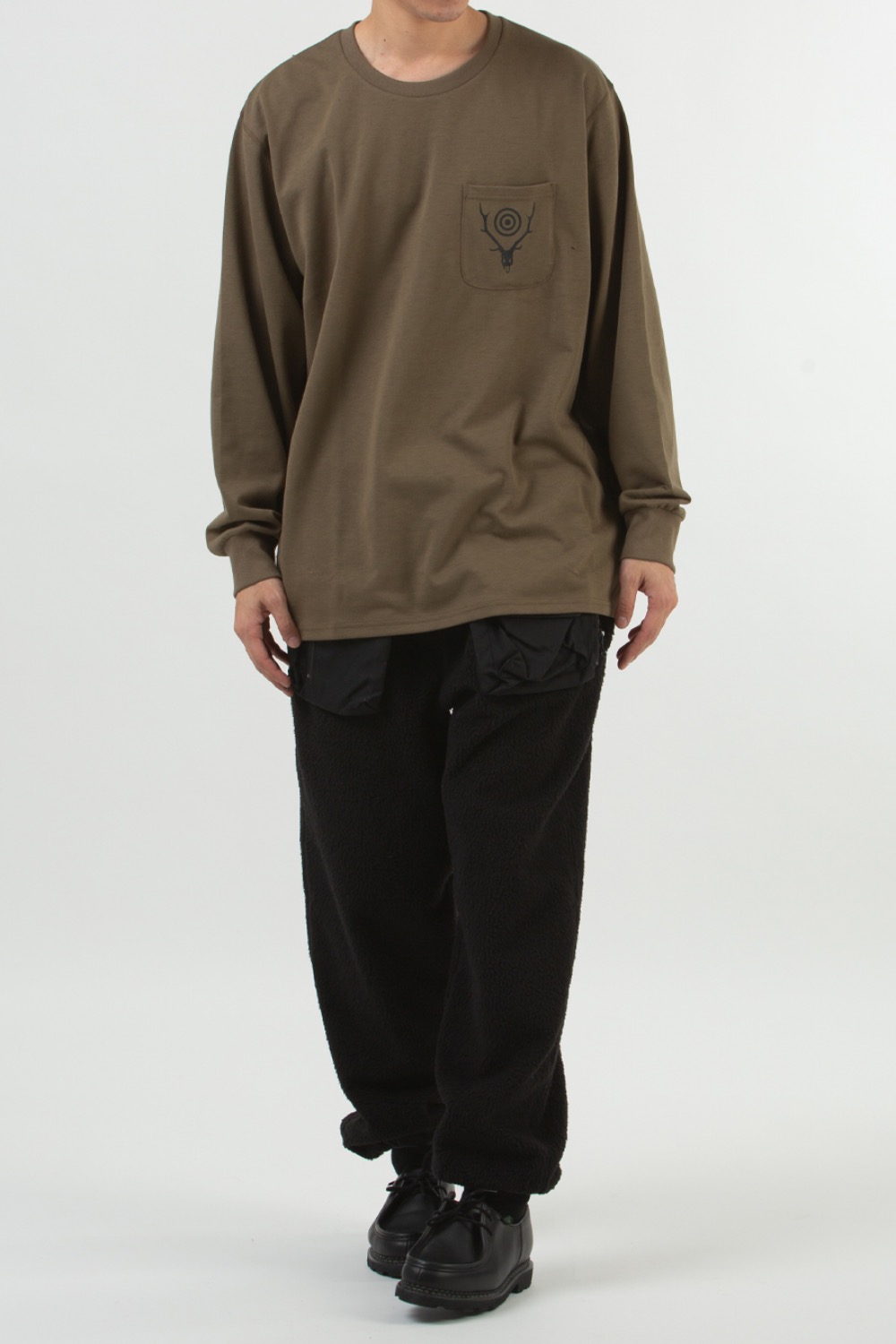SOUTH2 WEST8 L/S ROUND POCKET TEE - CIRCLE HORN OLIVE